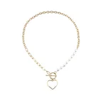 Halskæde, guldfarvet og små perler, hjerte vedhæng, toggle lås