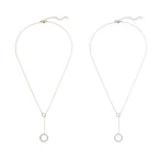 Halskæde, guld- eller sølvfarvet, vedhæng udformet som ring med små sten, justerbar